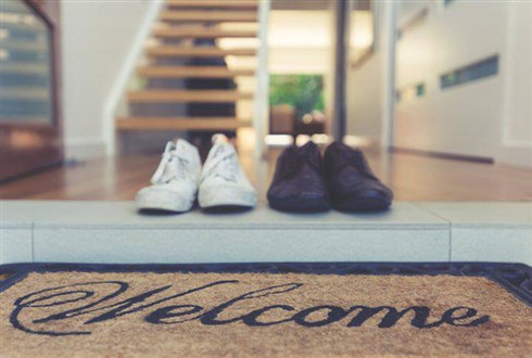 Condominio e rumore di tacchi dal piano superiore: no al reato di disturbo della quiete pubblica